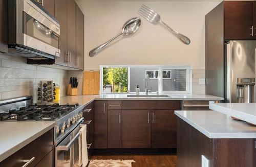 Fremont Casa | 3BR/2.5BA Modern Townhome, City view, Free Parking, EV Charger