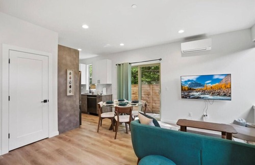 Green Lake Apartamento | 3BR 2.5BA Rooftop View Green Lake Hideaway