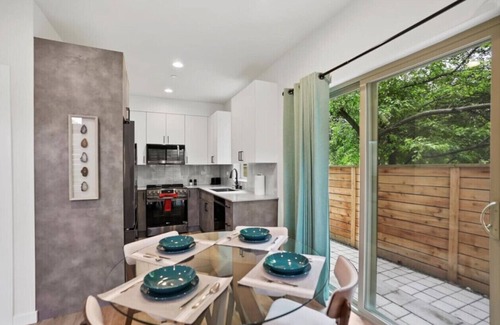 Green Lake Apartamento | 3BR 2.5BA Rooftop View Green Lake Hideaway