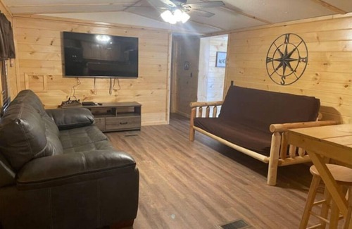 Lejunior Cabina | 3BR, 2 Bath Cabin with full kitchen, living room, and hot tub.