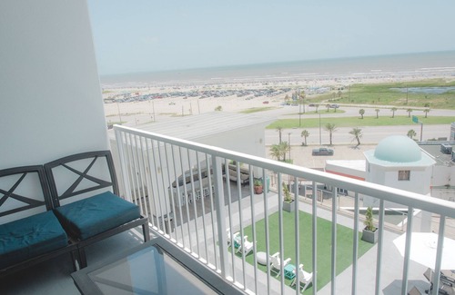 Galveston Condominio | 3BR/2BA Beachfront Unit with Amazing Amenities