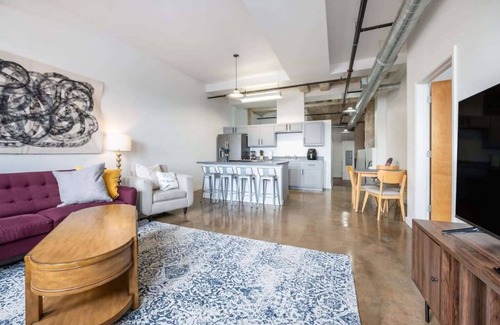 Crossroads Arts District Apartamento | 3BR/2BA Iconic Lux Loft With Gym