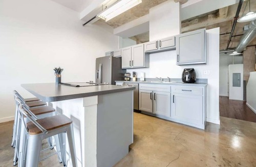 Crossroads Arts District Apartamento | 3BR/2BA Iconic Lux Loft With Gym