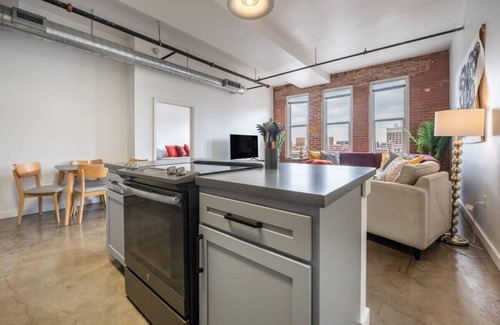 Crossroads Arts District Apartamento | 3BR/2BA Iconic Lux Loft With Gym