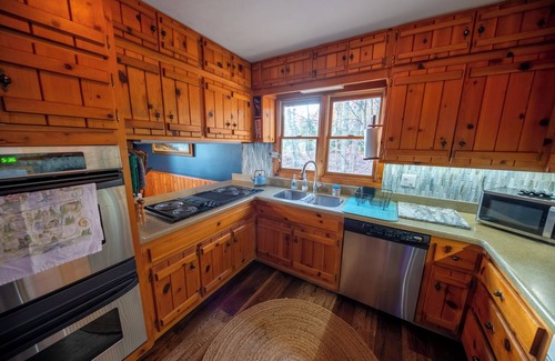 Menlo Cabina | 3BR, 2BA, stunning mtn view, jacuzzi, dry sauna, fire pit, wood burning stove