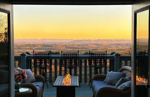Menlo Cabina | 3BR, 2BA, stunning mtn view, jacuzzi, dry sauna, fire pit, wood burning stove