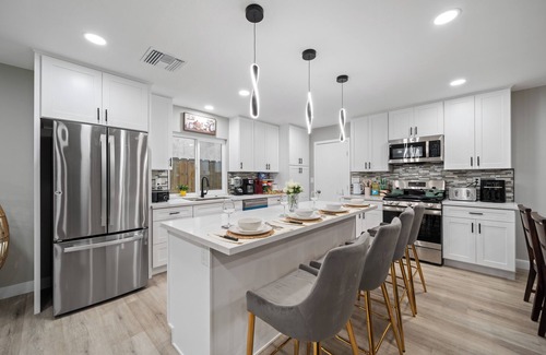 La Presa Casa | Luxury 3-BR Home w Garage, Hot Tub, King Bed, Yard