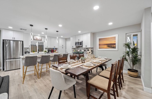 La Presa Casa | Luxury 3-BR Home w Garage, Hot Tub, King Bed, Yard
