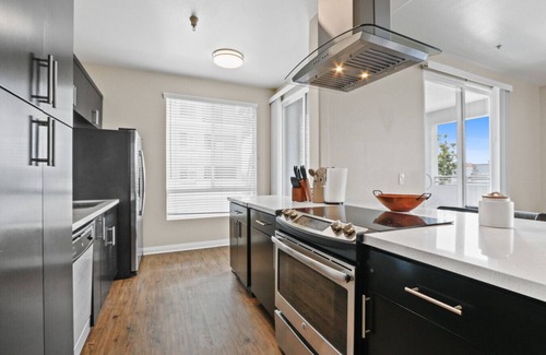 Marina del Rey Apartamento | 3BR/3BA Condo w/Pool & Free Parking in MDR!