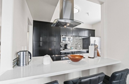Marina del Rey Apartamento | 3BR/3BA Condo w/Pool & Free Parking in MDR!