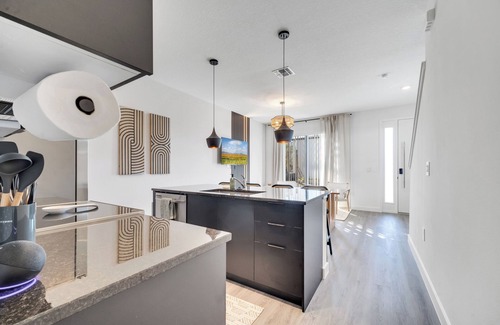 Lindfields Casa | 3BR 3BA Modern Home closet to Disney No Carpet