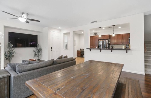 Folsom Apartamento | Modern 3BR/3BA Folsom Retreat
