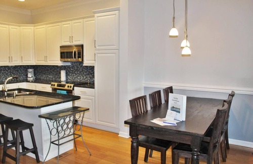 Waters Edge Condominio | Folly Hill ~ 3BR 3BA casa adosada con garaje y acceso a la piscina.