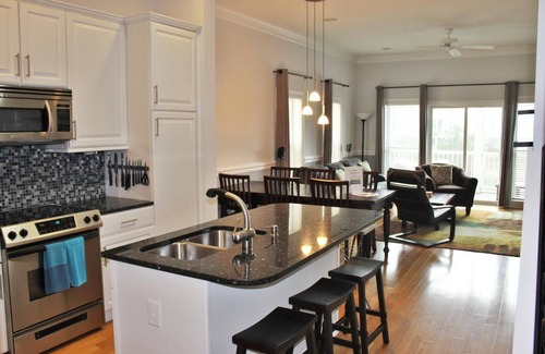 Waters Edge Condominio | Folly Hill ~ 3BR 3BA casa adosada con garaje y acceso a la piscina.