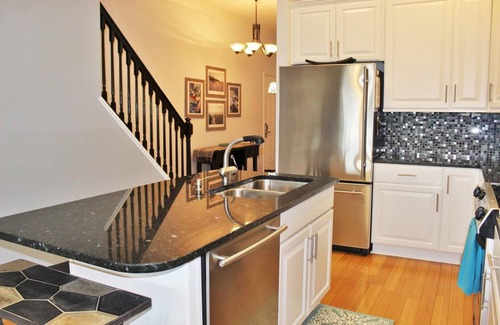 Waters Edge Condominio | Folly Hill ~ 3BR 3BA casa adosada con garaje y acceso a la piscina.