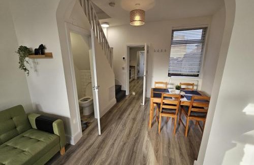 St Helens Casa | 3BR, 6 min to central station, full kitchen