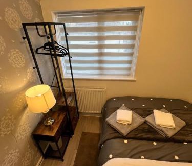 Nottingham Casa | 3BR, 6 x FREE off street parking, CCTV,Perfect for business Trip & Families holiday & working proffesional-long term,M1 J25-10Min ,WI-Fi 500Mb,Netflix,Secure Huge Private garden,Fully equiped kitchen,Few local shops- Peaceful & Convenient,