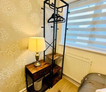 Nottingham Casa | 3BR, 6 x FREE off street parking, CCTV,Perfect for business Trip & Families holiday & working proffesional-long term,M1 J25-10Min ,WI-Fi 500Mb,Netflix,Secure Huge Private garden,Fully equiped kitchen,Few local shops- Peaceful & Convenient,