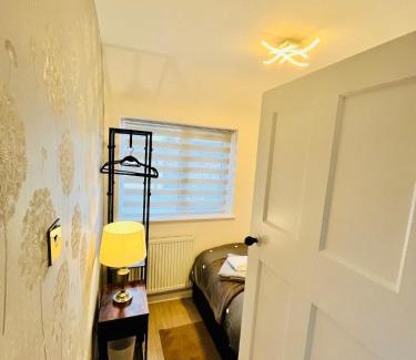 Nottingham Casa | 3BR, 6 x FREE off street parking, CCTV,Perfect for business Trip & Families holiday & working proffesional-long term,M1 J25-10Min ,WI-Fi 500Mb,Netflix,Secure Huge Private garden,Fully equiped kitchen,Few local shops- Peaceful & Convenient,