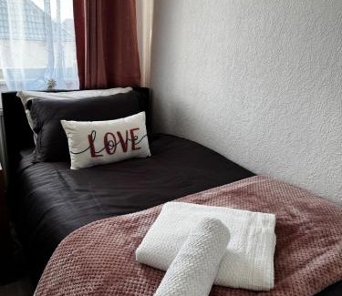 Nottingham Casa | 3BR, 6 x FREE off street parking, CCTV,Perfect for business Trip & Families holiday & working proffesional-long term,M1 J25-10Min ,WI-Fi 500Mb,Netflix,Secure Huge Private garden,Fully equiped kitchen,Few local shops- Peaceful & Convenient,