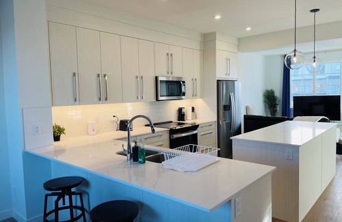 Chestermere Casa | 3BR,8ppl,KingBeds,HotTub,FREEparking,MountainView