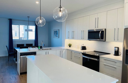 Chestermere Casa | 3BR,8ppl,KingBeds,HotTub,FREEparking,MountainView