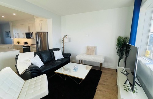 Chestermere Casa | 3BR,8ppl,KingBeds,HotTub,FREEparking,MountainView