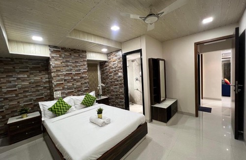 Parel Apartamento | 3BR Aparment in Parel by Flora Stays