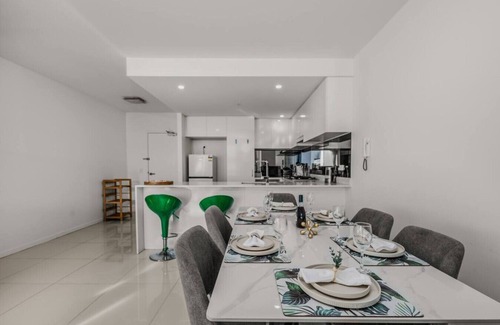 Biggera Waters Apartamento | 3BR Apartment +Pool Parking!Steps to Harbour Town