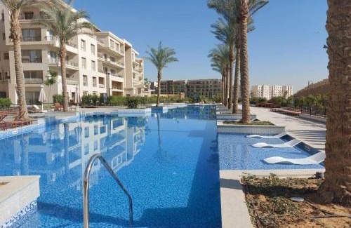 Al-Khalifa Apartamento | 3BR APT, free pool access, EMMAR Uptown Cairo