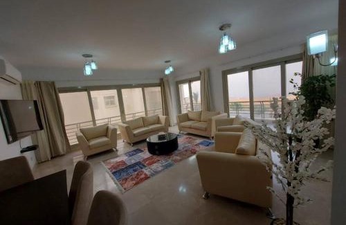 Al-Khalifa Apartamento | 3BR APT, free pool access, EMMAR Uptown Cairo