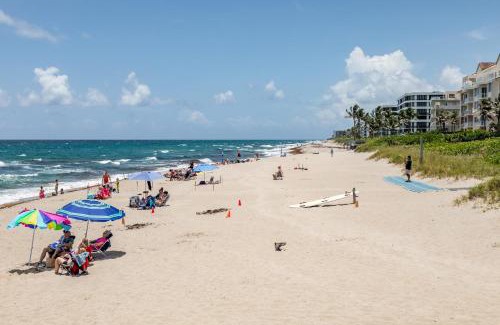 Lake Worth Casa | 3BR Beach Getaway with Pool, Bikes & BBQ