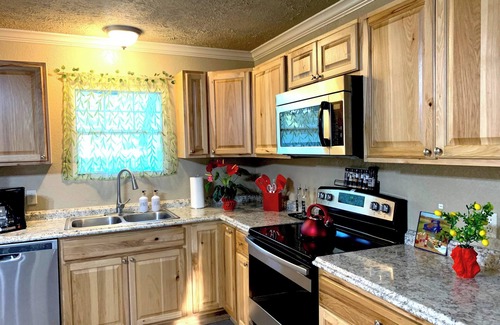 Magnolia Casa | 3BR Bohemian Home King/Queen+Free RV-Boat-Trailer Parking/Great for Long Stay!
