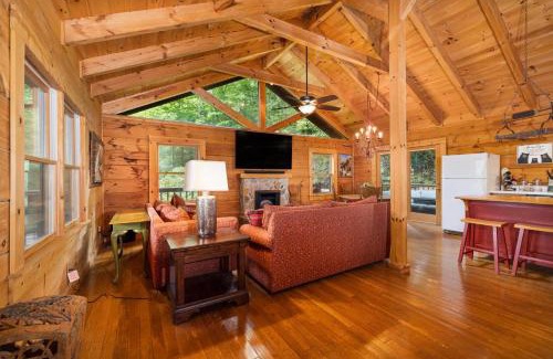 Unicoi County Apartamento | 3BR cabin near Nolichucky River in Erwin Single Family Home