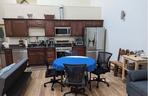 Cottage Lake Cama Y Desayuno | 3BR Castle Guest House 1 King 2 Queens 1 sofa bed woods WiFi AC in Woodinville.