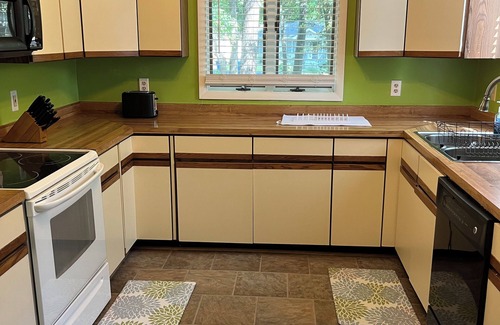 Ocean Pines Casa | 3BR charmer with hallway loft on large corner lot. Peaceful setting near ocean.