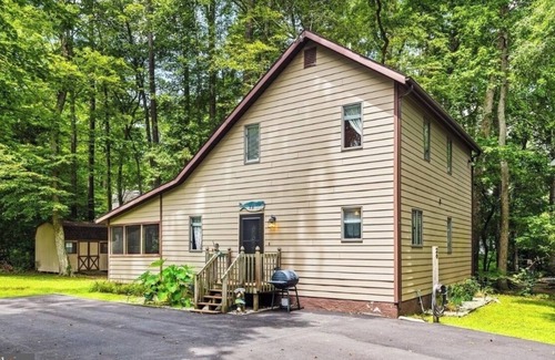 Ocean Pines Casa | 3BR charmer with hallway loft on large corner lot. Peaceful setting near ocean.