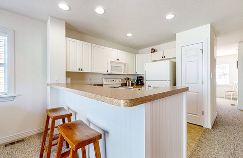Bermuda Bay Casa | 3BR coastal retreat with pool, gym, W/D, & balcony