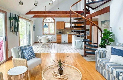 Katama Casa | 3BR Coastal Retreat in Quiet Edgartown Neighborhood
