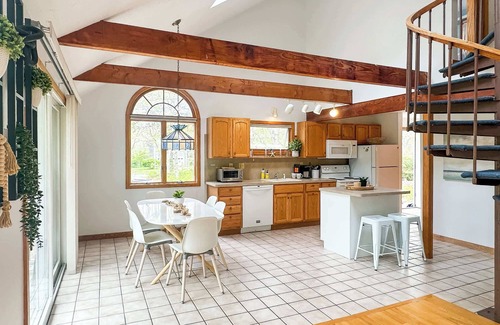 Katama Casa | 3BR Coastal Retreat in Quiet Edgartown Neighborhood