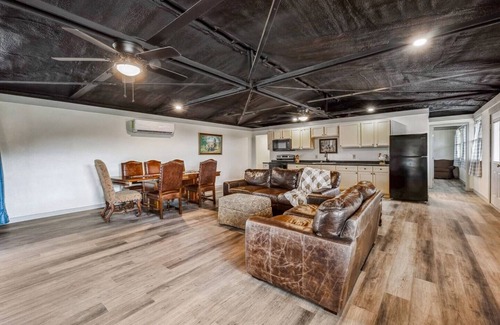Paluxy Cabina | 3BR Country Getaway Patio Nature Views