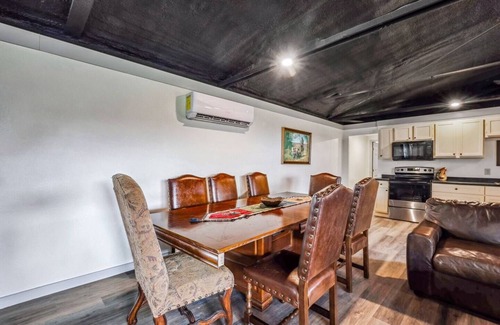 Paluxy Cabina | 3BR Country Getaway Patio Nature Views