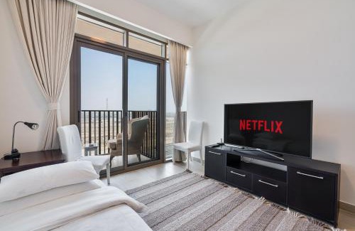 Madinat Zayed Apartamento | 3BR Elegant Haven with Gym, Pool and 2 Parking Spaces