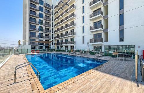 Madinat Zayed Apartamento | 3BR Elegant Haven with Gym, Pool and 2 Parking Spaces