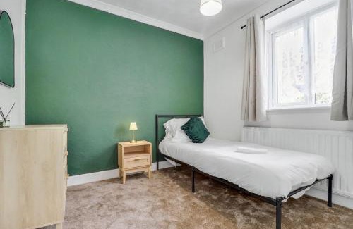 Hainault Casa | 3BR Escape - Work&Relax - Free Parking