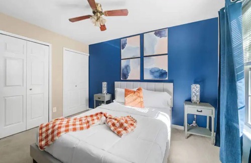 St. Charles Casa | 3BR Family Haven: Spacious Townhome | Free Parking