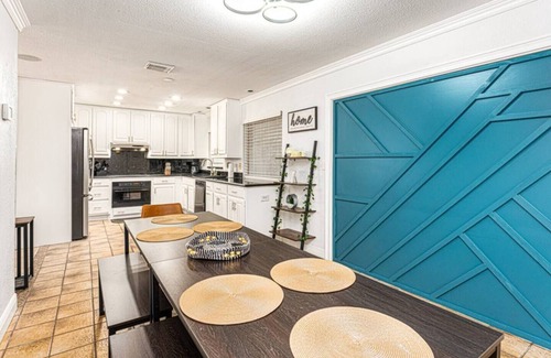 Conway Casa | 3BR Family Stay in Orlando | Wi-Fi + Full Kitchen
