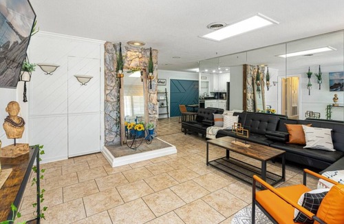 Conway Casa | 3BR Family Stay in Orlando | Wi-Fi + Full Kitchen