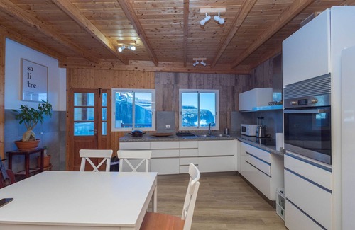 Caleta de Arriba Chalet De Esquí | 3BR Fronton Wave - Ocean View & Parking