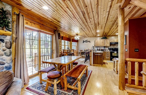 Dellwood Cabina | 3BR Golf Course-Front Cabin with Hot Tub, Game Room and Pool/Lake Access